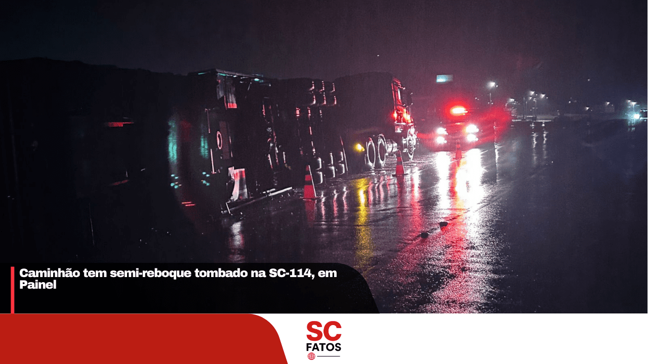 Caminhão tem semi-reboque tombado na SC-114, em Painel
