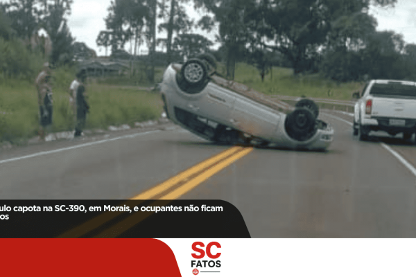 Veículo capota na SC-390
