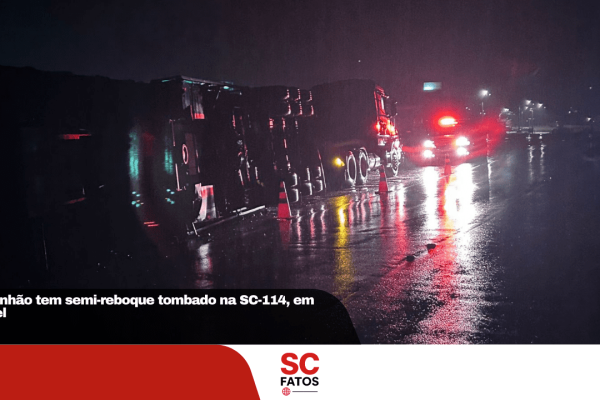 Caminhão tem semi-reboque tombado na SC-114, em Painel