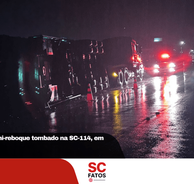 Caminhão tem semi-reboque tombado na SC-114, em Painel