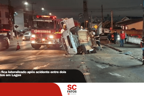 Carro fica lateralizado após acidente entre dois veículos em Lages