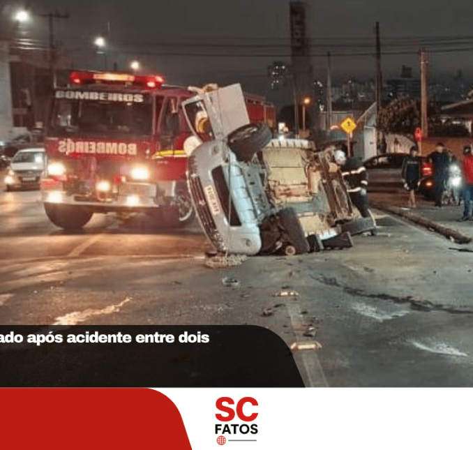 Carro fica lateralizado após acidente entre dois veículos em Lages