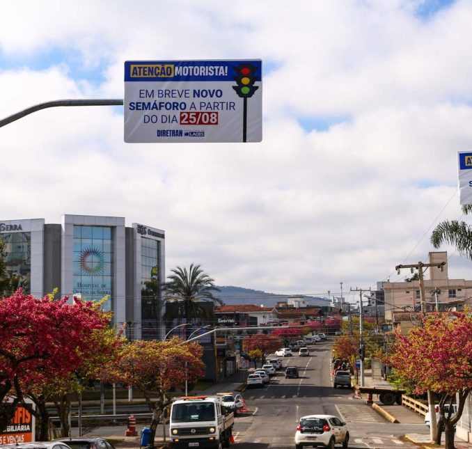 Prefeitura de Lages inicia instalação do semáforo inteligente na esquina da rua Frei Gabriel com a avenida Belisário Ramos!