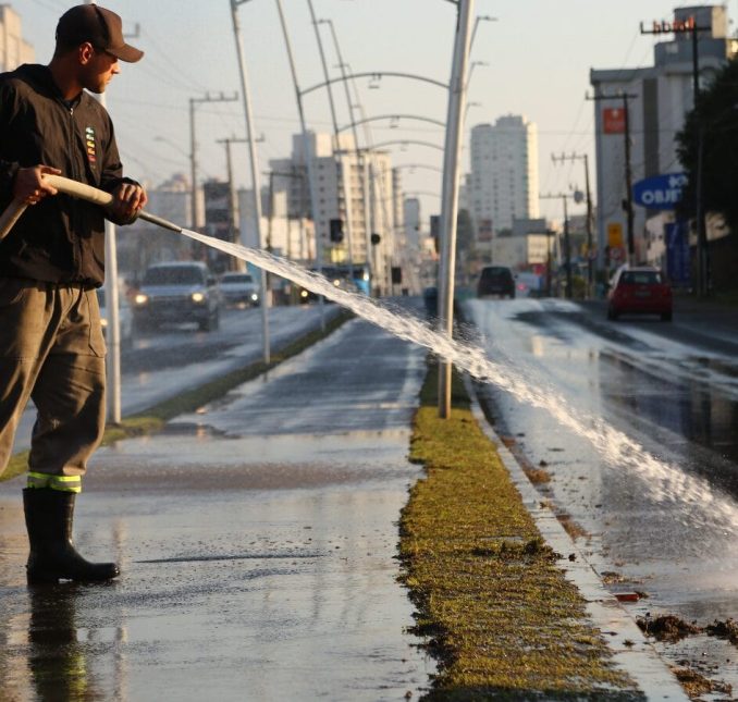 Limpeza intensiva prepara Avenida Duque de Caxias para o desfile de 7 de Setembro!