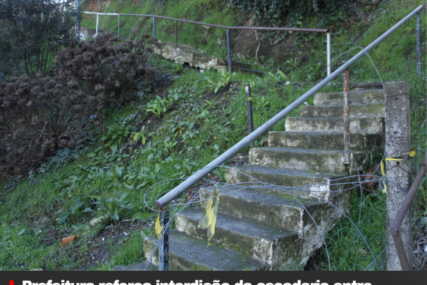 Prefeitura reforça interdição da escadaria entre Morro do Posto e Centro por risco de desmoronamento