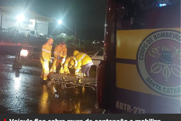 Veículo fica sobre muro de contenção e mobiliza Bombeiros na BR-282, em Lages
