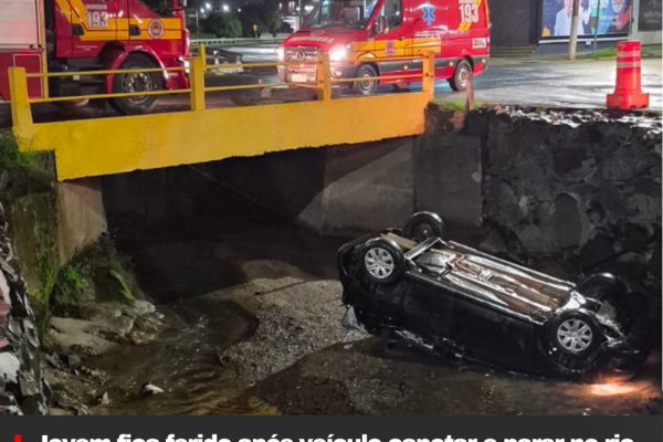 Jovem fica ferido após veículo capotar e parar no rio em Lages