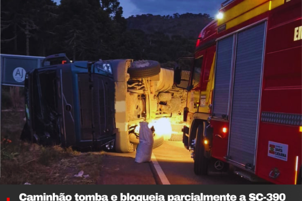 Caminhão tomba e bloqueia parcialmente a SC-390 em São Joaquim